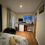 Studio-2 Staines,Heathrow, London-Own Entrance