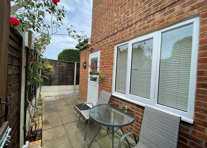 Studio-2 Staines,Heathrow, London-Own Entrance