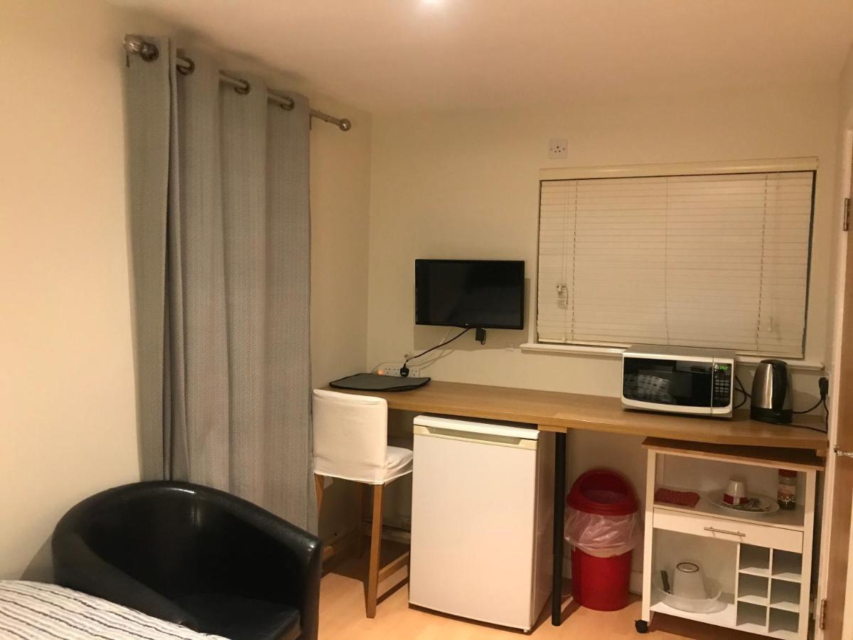 Studio-2 Staines,heathrow, London-own Entrance Apartment *