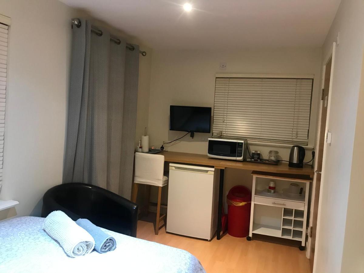 Studio-2 Staines,heathrow, London-own Entrance Apartment