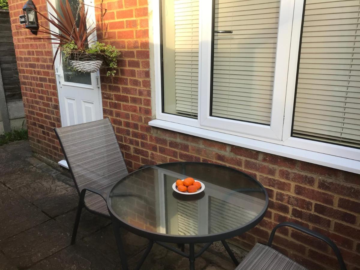 Studio-2 Staines,heathrow, London-own Entrance Apartment