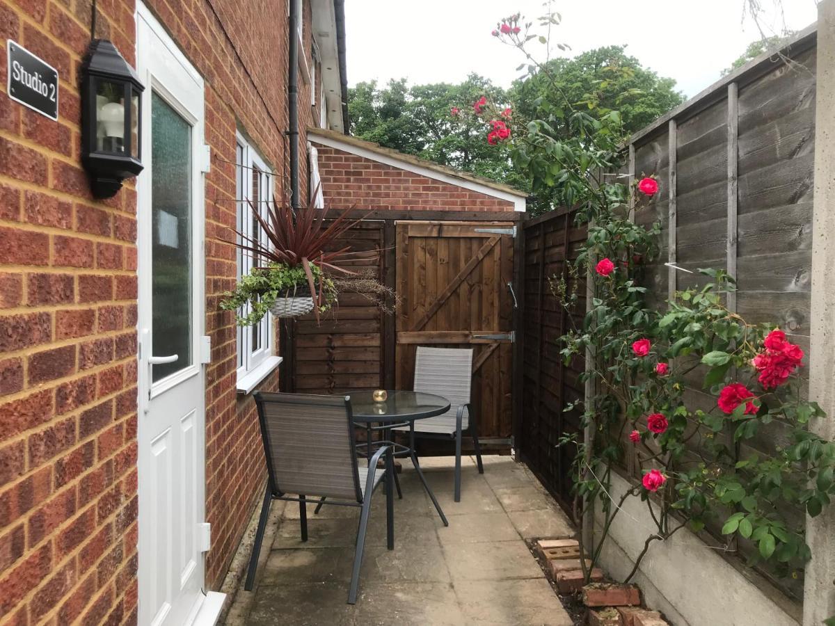 Studio-2 Staines,heathrow, London-own Entrance Apartment Staines-upon-Thames