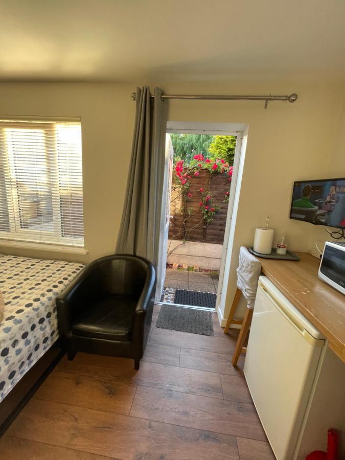 Studio-2 Staines,heathrow, London-own Entrance Apartment