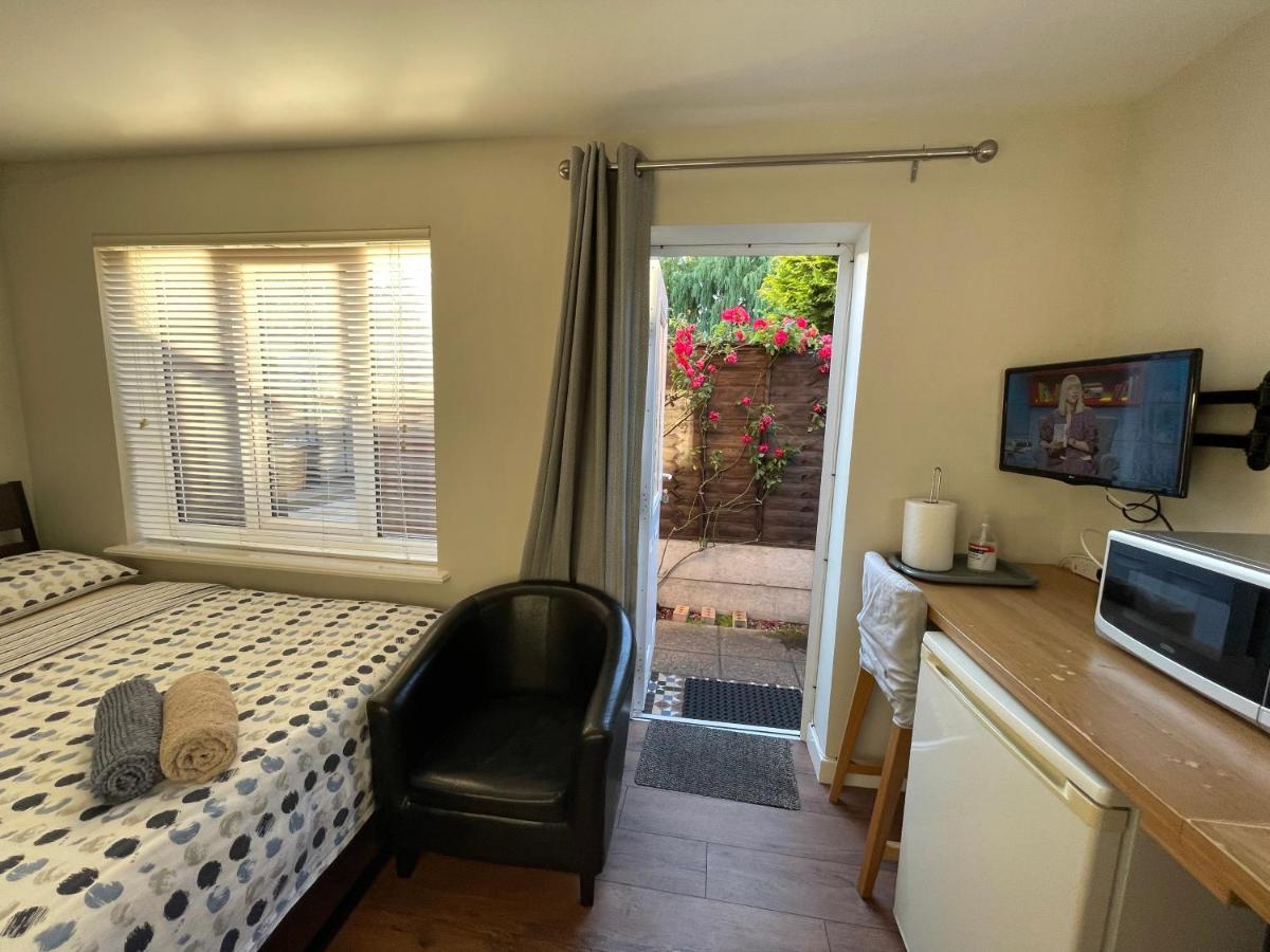 Studio-2 Staines,heathrow, London-own Entrance Apartment *