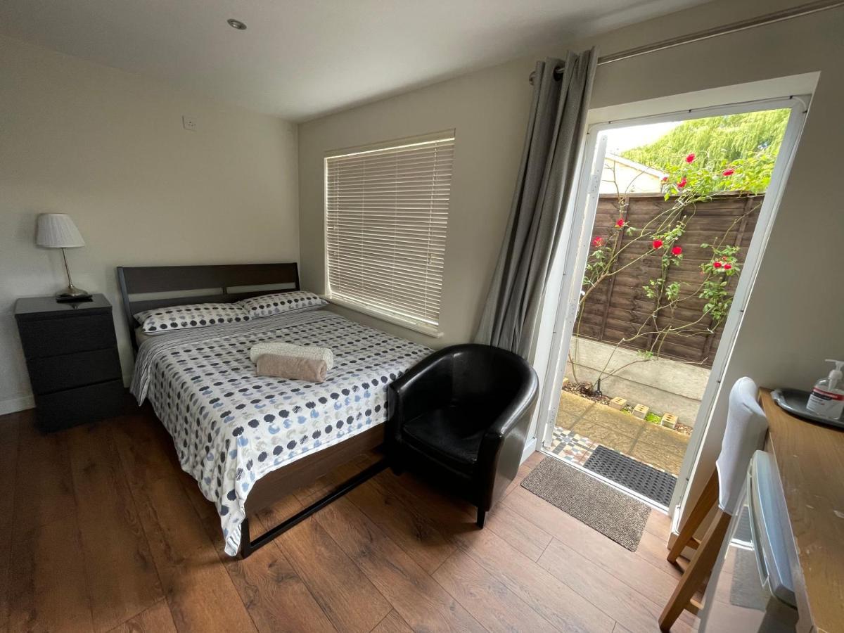 Studio-2 Staines,heathrow, London-own Entrance Staines-upon-Thames