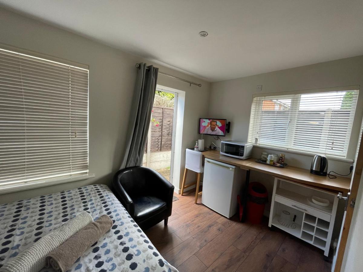 Apartment Studio-2 Staines,heathrow, London-own Entrance