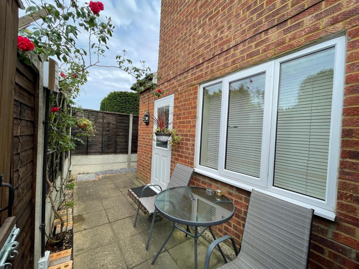 Studio-2 Staines,heathrow, London-own Entrance Apartment *