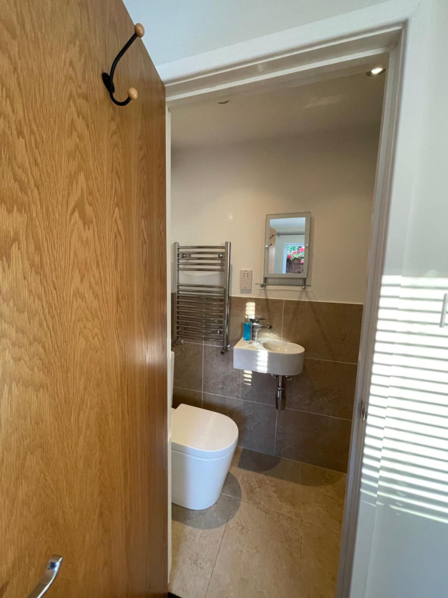 Studio-2 Staines,heathrow, London-own Entrance Apartment