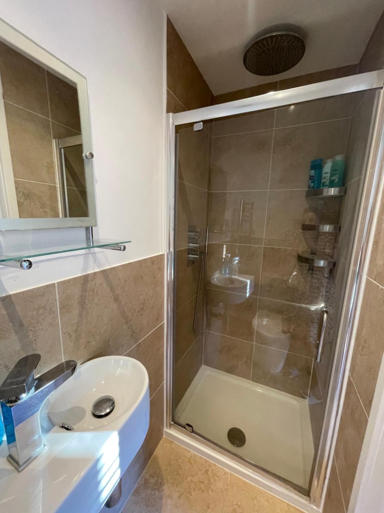 Studio-2 Staines,heathrow, London-own Entrance Apartment Staines-upon-Thames