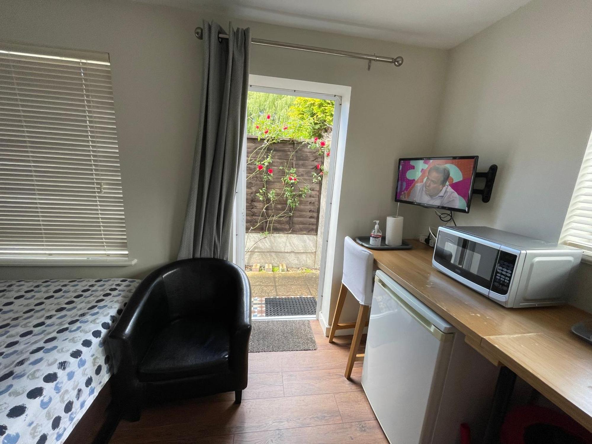 Studio-2 Staines,heathrow, London-own Entrance *