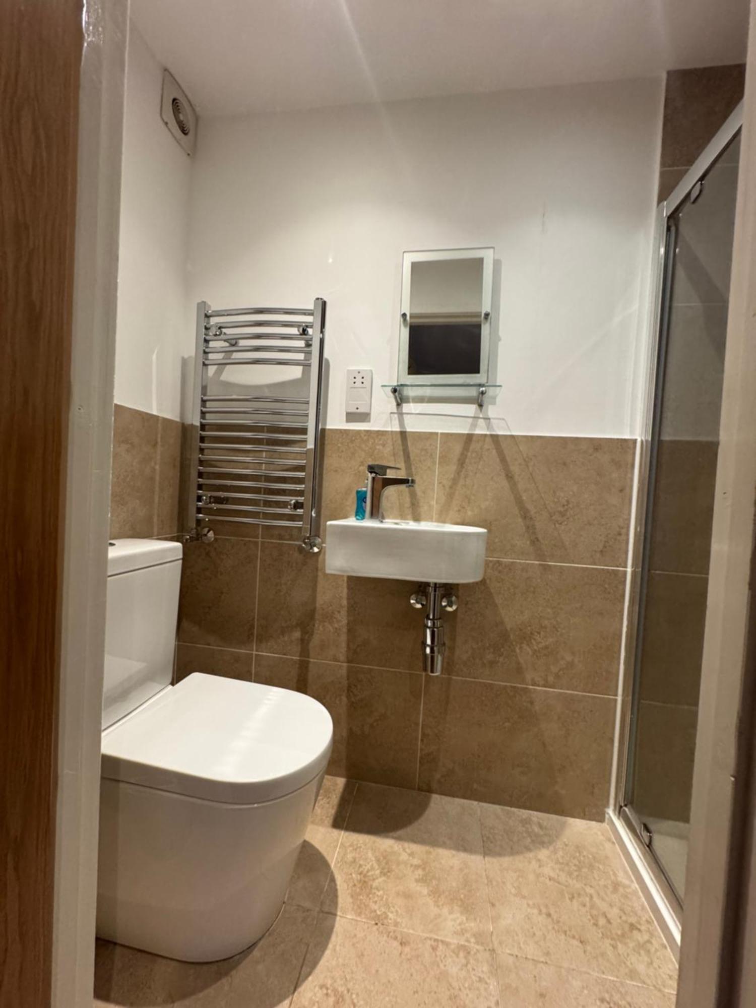 Studio-2 Staines,heathrow, London-own Entrance Apartment *