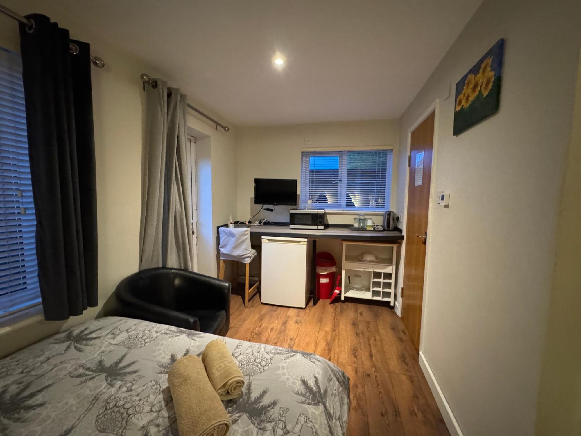 Studio-2 Staines,heathrow, London-own Entrance Apartment Staines-upon-Thames