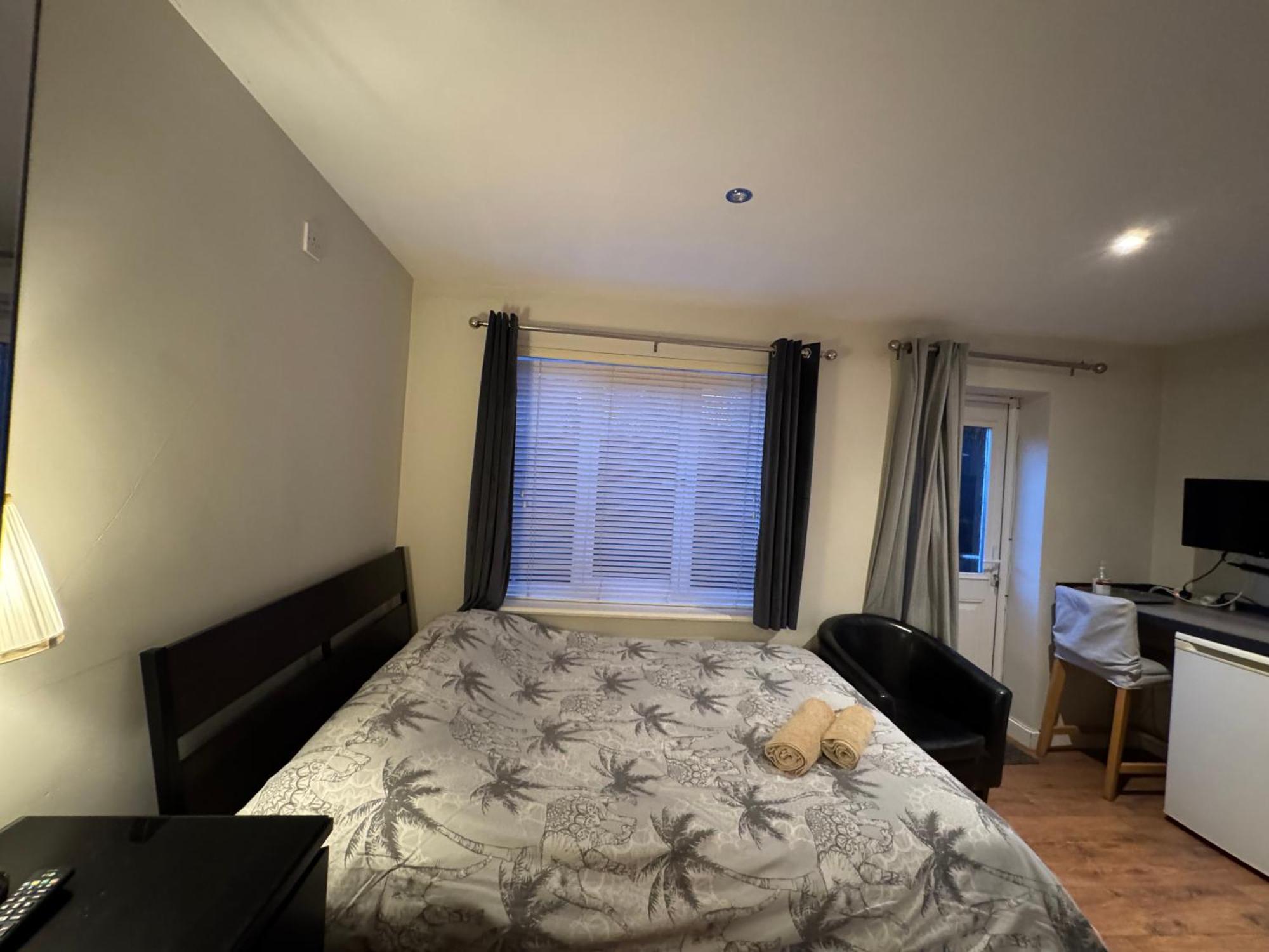 Studio-2 Staines,heathrow, London-own Entrance Apartment *